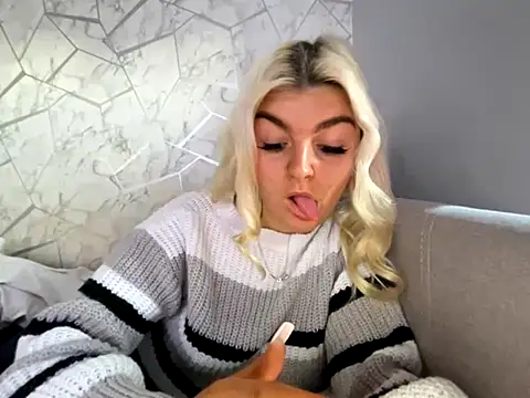 Snapshot of rosie-hipstergal chatting on 5, 11, 2025 rosie-hipstergal online show from 5, 11, 2025