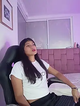 YeseniaRodriguez3 online show from 5, 5, 2026