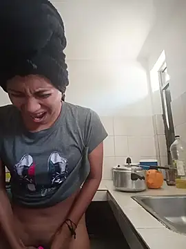 YeseniaRodriguez3 online show from 27, 11, 2025