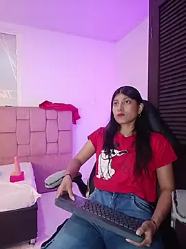 YeseniaRodriguez3 online show from 4, 4, 2026