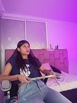 YeseniaRodriguez3 online show from 8, 5, 2026
