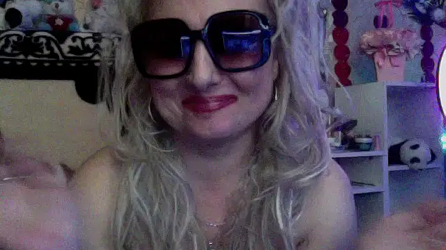 Snapshot of xHot_Amazonq chatting on 16, 12, 2025 xHot Amazonq online show from 16, 12, 2025