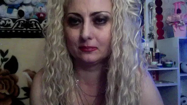 Snapshot of xHot_Amazonq chatting on 2, 12, 2025 xHot Amazonq online show from 2, 12, 2025