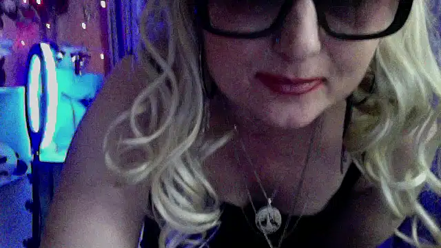 Snapshot of xHot_Amazonq chatting on 13, 4, 2026 xHot Amazonq online show from 13, 4, 2026