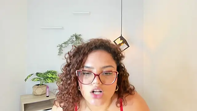 Snapshot of naomy_whast chatting on 28, 10, 2025 naomy whast online show from 28, 10, 2025