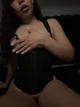 Snapshot of nikkiloveee chatting on 3, 5, 2026 nikkiloveee online show from 3, 5, 2026