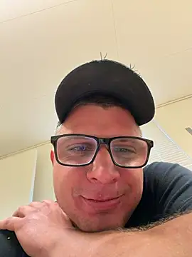 Snapshot of PolishBoy1995 chatting on 5, 11, 2025 PolishBoy1995 online show from 5, 11, 2025