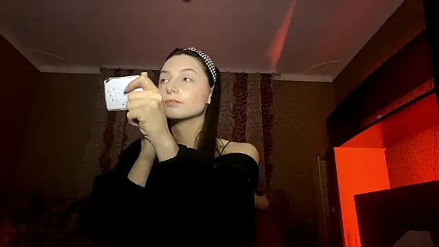 Poly Falkony online show from 28, 10, 2025