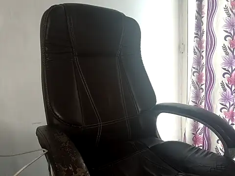 Snapshot of _pooja_- chatting on 29, 10, 2025  pooja - online show from 29, 10, 2025