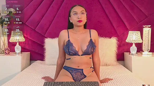 Snapshot of MiahDiRose chatting on 28, 10, 2025 MiahDiRose online show from 28, 10, 2025