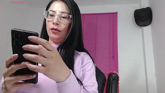 Emma Hotkiss online show from 14, 4, 2026