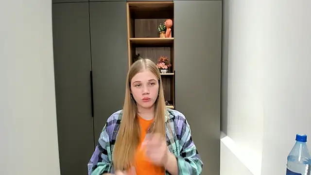 Snapshot of LuciaTiell chatting on 28, 10, 2025 LuciaTiell online show from 28, 10, 2025