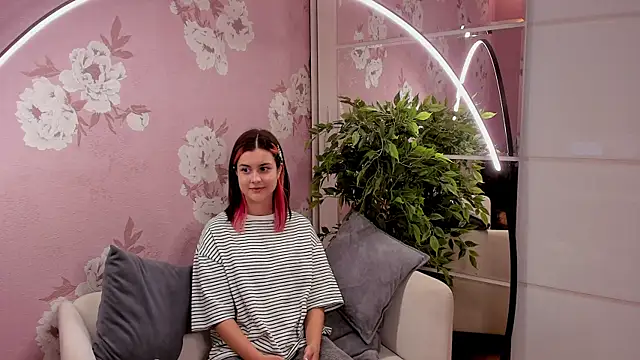 Snapshot of SharieTenuta chatting on 1, 11, 2025 SharieTenuta online show from 1, 11, 2025