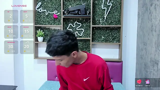 Snapshot of Max_Steell chatting on 29, 10, 2025 Max Steell online show from 29, 10, 2025