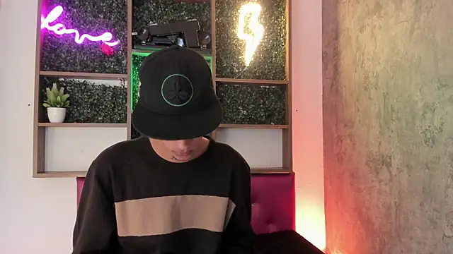 Snapshot of Max_Steell chatting on 28, 10, 2025 Max Steell online show from 28, 10, 2025