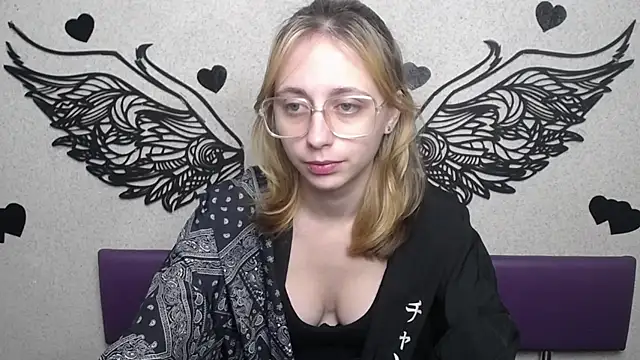 TracyLll online show from 5, 12, 2025