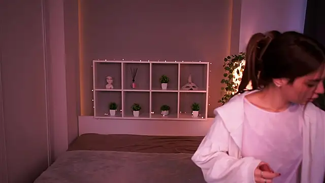 LauraHansil online show from 8, 11, 2025