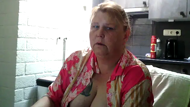 Snapshot of Sylviastar46 chatting on 10, 5, 2026 Sylviastar46 online show from 10, 5, 2026