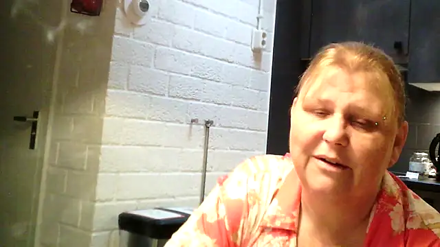 Snapshot of Sylviastar46 chatting on 6, 5, 2026 Sylviastar46 online show from 6, 5, 2026