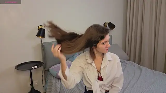 LauraYoungg online show from 30, 11, 2025