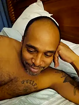 Snapshot of TraddyZaddy chatting on 31, 10, 2025 TraddyZaddy online show from 31, 10, 2025