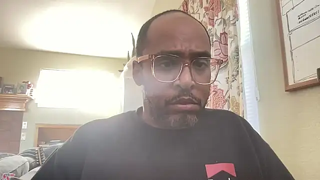 Snapshot of TraddyZaddy chatting on 29, 10, 2025 TraddyZaddy online show from 29, 10, 2025