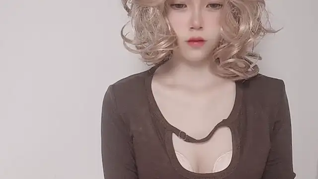 JuliaNoir online show from 6, 3, 2026