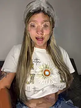 Snapshot of Crystall_15 chatting on 4, 11, 2025 Crystall 15 online show from 4, 11, 2025