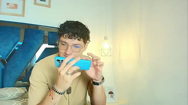 Zoe And Dylan  online show from 24, 3, 2026