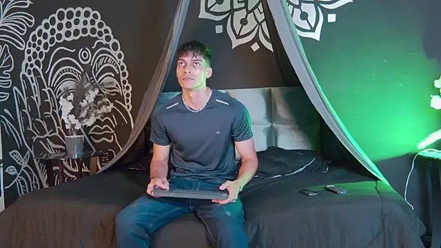 AlessioVitale online show from 8, 11, 2025