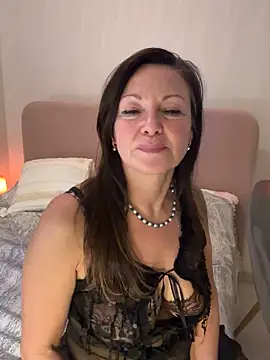 HotLdyllic online show from 24, 11, 2025