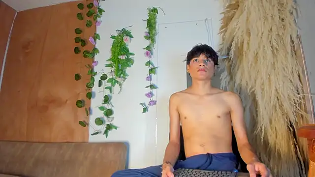 Leo Glow online show from 5, 2, 2026