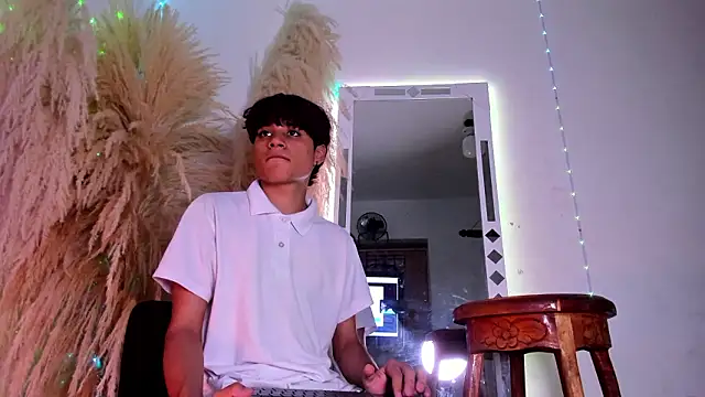 Leo Glow online show from 10, 2, 2026