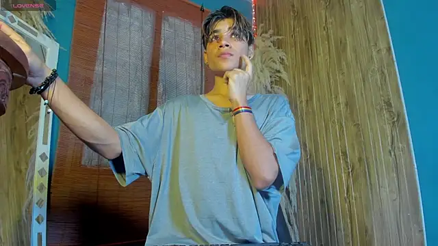 Leo Glow online show from 3, 12, 2025