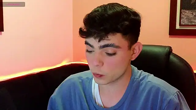 Snapshot of petitegigant33 chatting on 31, 10, 2025 petitegigant33 online show from 31, 10, 2025