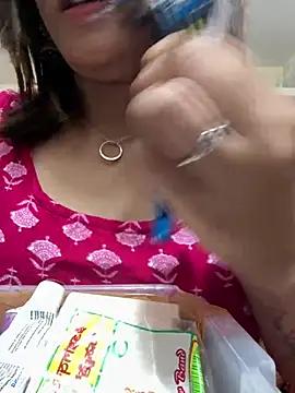 Snapshot of maira_33 chatting on 6, 8, 2026 maira 33 online show from 6, 8, 2026