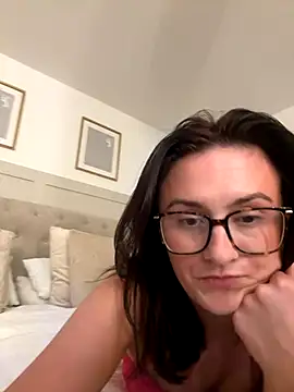 Snapshot of EmLovesxx chatting on 4, 11, 2025 EmLovesxx online show from 4, 11, 2025