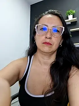 Lauryn Jones online show from 28, 7, 2026