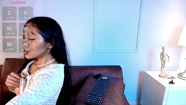 Snapshot of Auramoone chatting on 7, 11, 2025 Auramoone online show from 7, 11, 2025