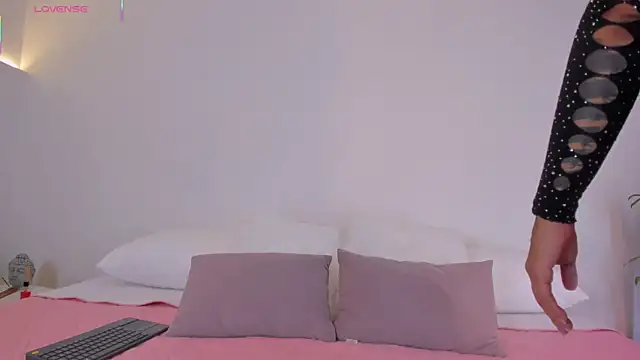  Hanna Williams  online show from 10, 11, 2025