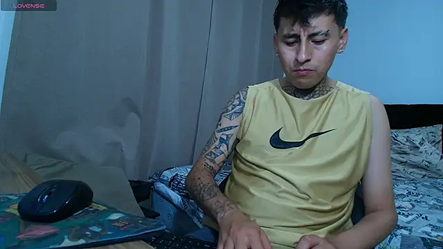 Snapshot of emi_liano10 chatting on 8, 11, 2025 emi liano10 online show from 8, 11, 2025