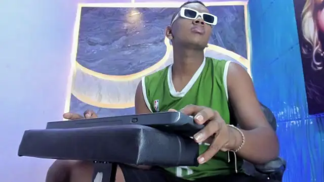 Snapshot of the_hot_boy0 chatting on 6, 11, 2025 the hot boy0 online show from 6, 11, 2025