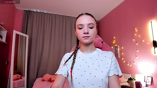 Adria Arjona online show from 30, 11, 2025