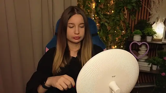 LauriePerez online show from 21, 12, 2025