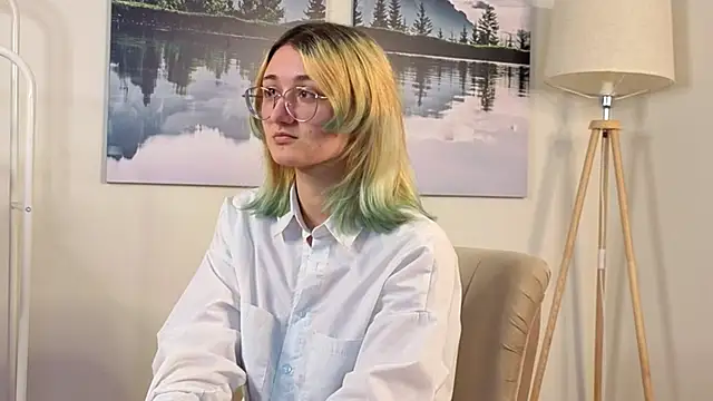 Snapshot of JoannieDrissel chatting on 4, 11, 2025 JoannieDrissel online show from 4, 11, 2025