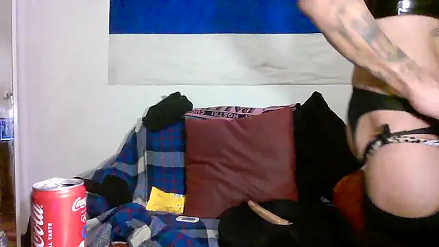 Snapshot of 00Travsharongomez chatting on 28, 11, 2025 00Travsharongomez online show from 28, 11, 2025