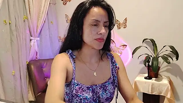 Snapshot of Bella_Exhibition chatting on 25, 11, 2025 Bella Exhibition online show from 25, 11, 2025