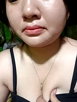 Snapshot of Bee-bgolden chatting on 8, 11, 2025 Bee-bgolden online show from 8, 11, 2025