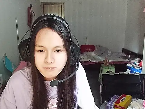 Snapshot of RebelAura chatting on 4, 11, 2025 RebelAura online show from 4, 11, 2025