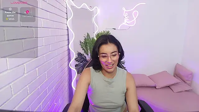 PEACHY TAY online show from 5, 12, 2025